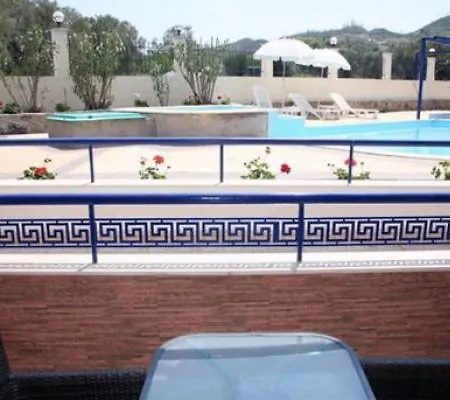 Philoxenia Village Hotel-studios 아파트호텔 4*